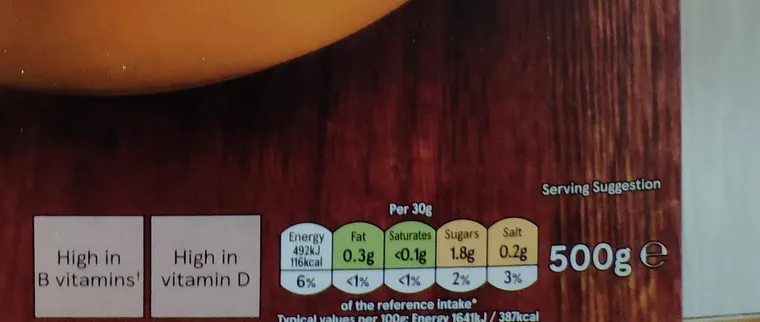 Étiquette en feux tricolores sur un paquet de corn flakes Tesco vendu au Royaume-Uni