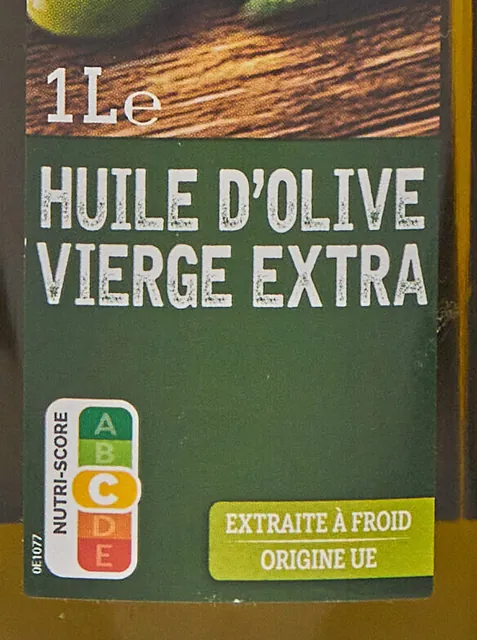 Étiquette d'une bouteille d'huile d'olive vierge extra Carrefour Extra avec un logo Nutri-Score C